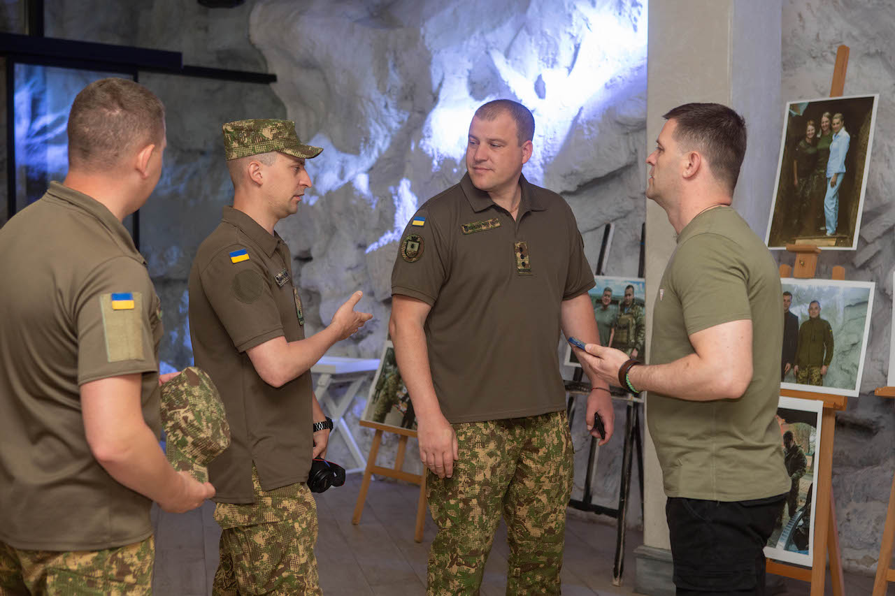 Під час благодійного марафону «Мільйон на ЗСУ від Вінничан» його організатори: ГО «Ми – Вінничани» та благодійний фонд «Український Альянс» передали представникам бригади 14 Штурмової бригади НГУ «Червона Калина» два дрони, оснащені тепловізорами