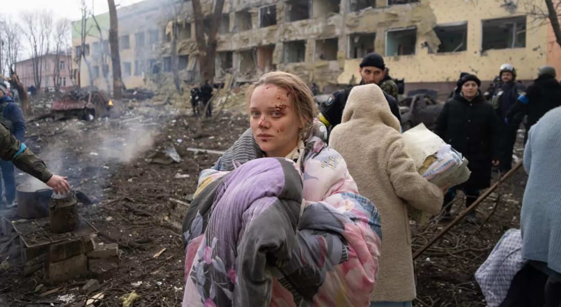 Вагітна після обстрілу пологового у Маріуполі