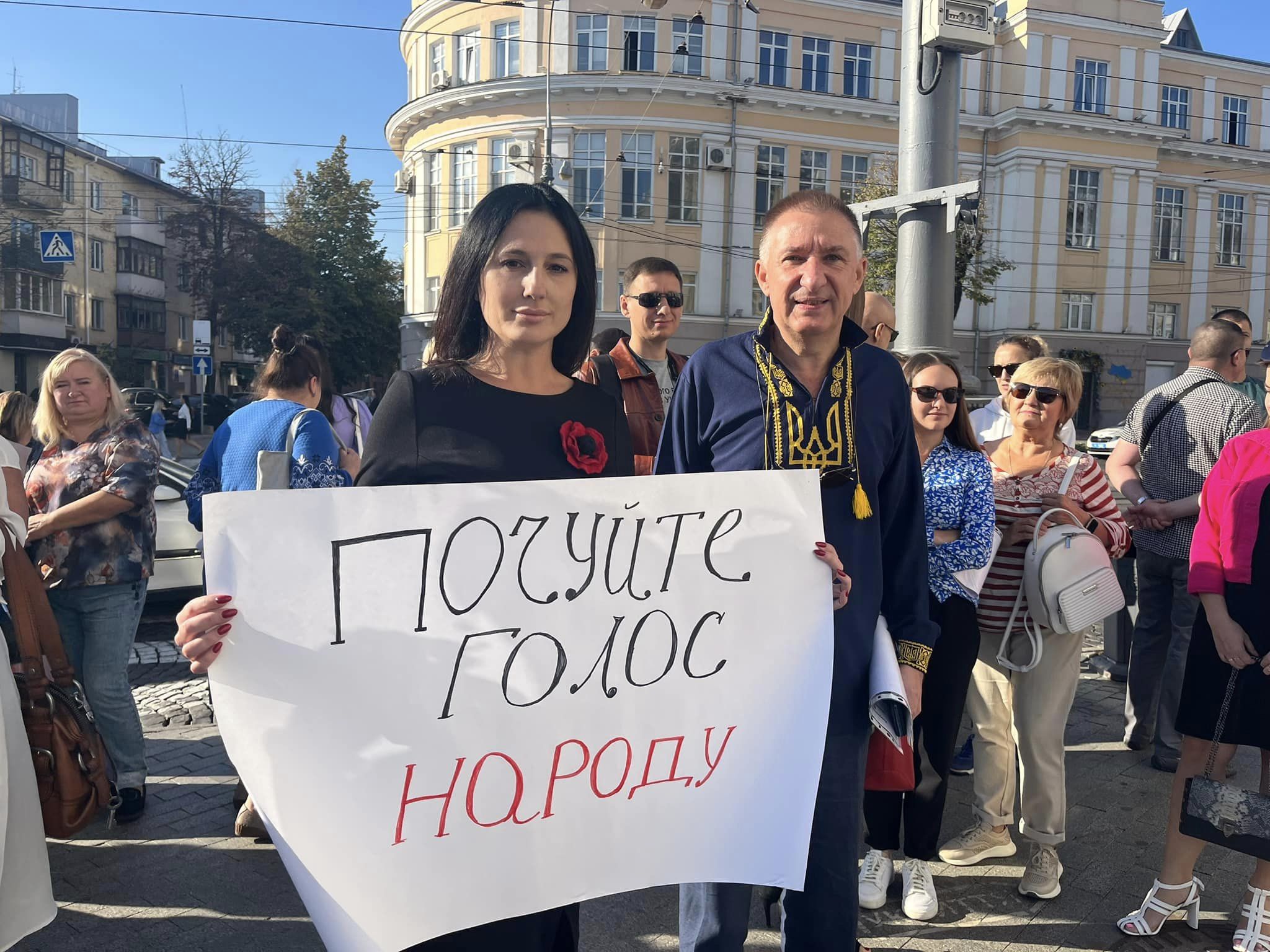 Перед будівлею Вінницької обласної ради, в очікуванні чергової 44 сесії, зібралися медичні працівники обласного Клінічного центру інфекційних хвороб.