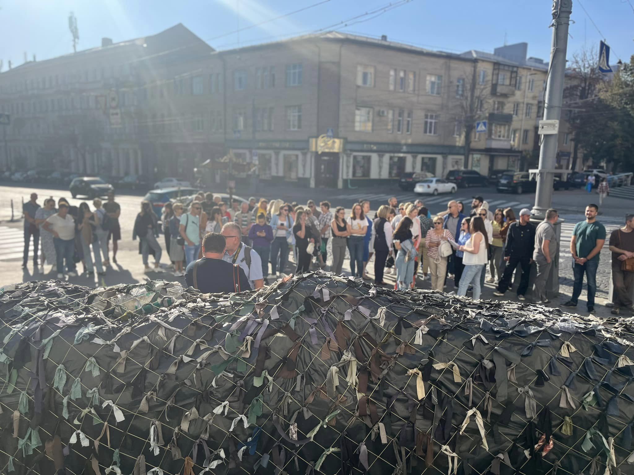 Перед будівлею Вінницької обласної ради, в очікуванні чергової 44 сесії, зібралися медичні працівники обласного Клінічного центру інфекційних хвороб.