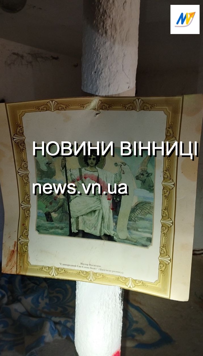 Моторошний антураж кімнати наводить на думку, що тут проводять якісь окультні ритуали.