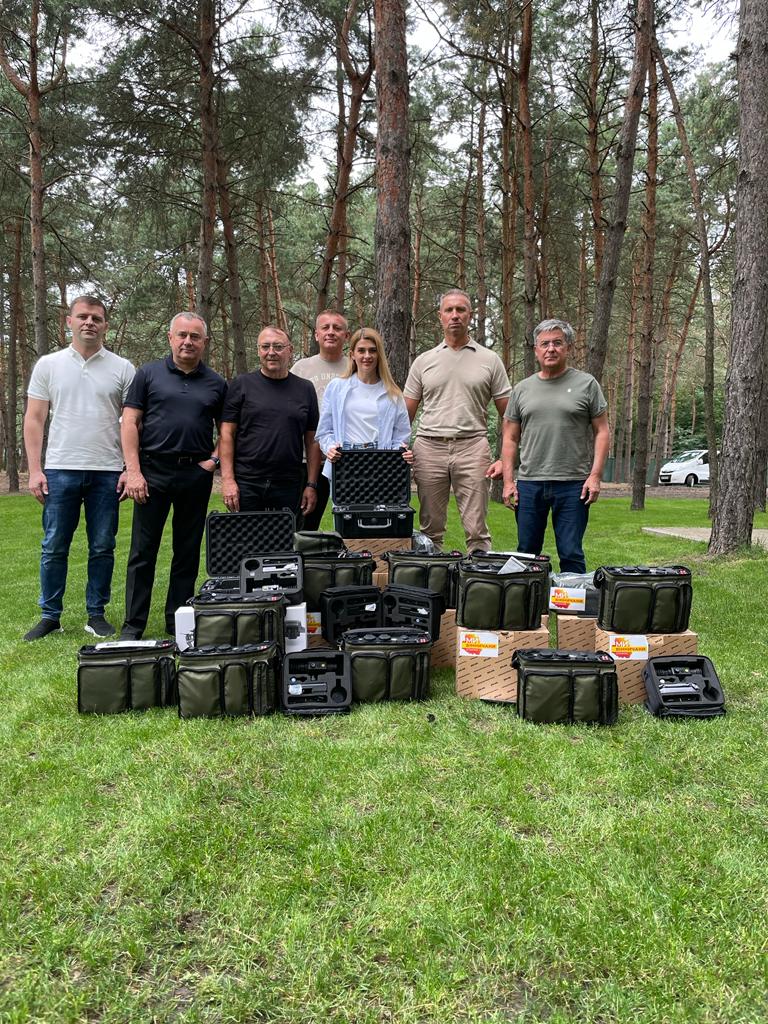 Довідково: До громадського об’єднання “Ми-Вінничани” входять народний депутат VIII скликання Сергій Кудлаєнко, екс-голова Вінницької ОВА та колишній мер Вінниці, нардеп двох скликань Олександр Домбровський, партнерами ГО є чинні парламентарі Лариса Білозір, Геннадій Вацак та Микола Кучер, засновник Благодійного фонду “Український Альянс” Микола Філонов, керівник організації очільник Вінницької облдержадміністрації 2015-2019 р. Валерій Коровій.
