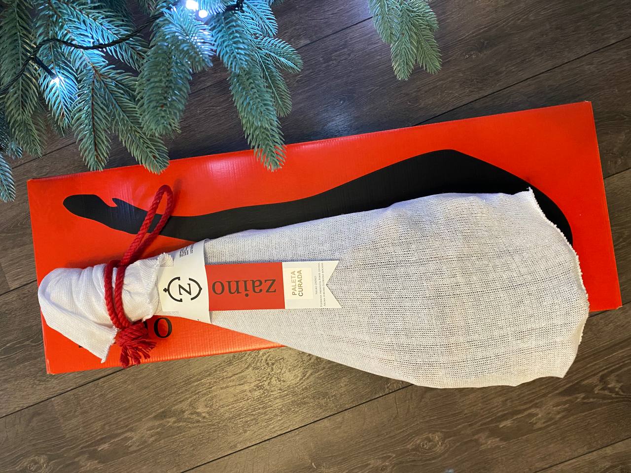 Дуже ефектно виглядає як презент у гарному пакуванні з цілою ногою, так і з кілограмовим шматком в’яленого м’яса.