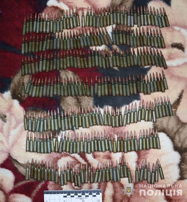 Під час огляду на місці події поліцейські виявили ще й три сотні набоїв. 