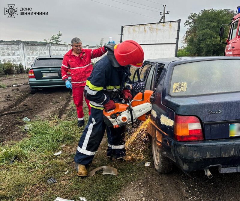 Під час пожежі на Вінниччині в автомобілі затисло водія і пасажирку