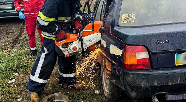 Під час пожежі на Вінниччині в автомобілі затисло водія і пасажирку