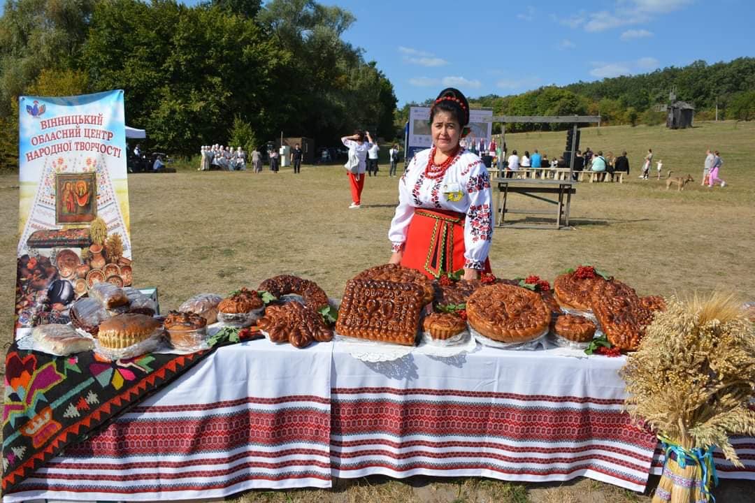 Вінничан запрошують подивитися, як печуть сільський хліб