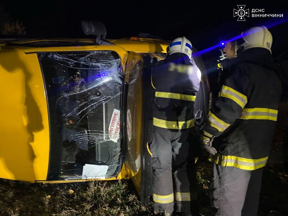 На Вінниччині перекинувся мікроавтобус, постраждали пасажири