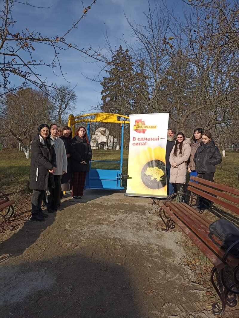 У Лука-Мелешківській громаді завдяки конкурсу «Твори добро» встановили інклюзивну гойдалку