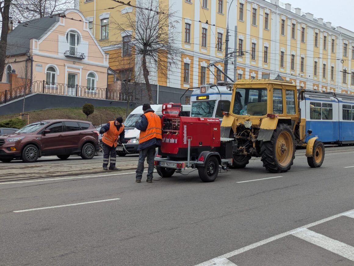 У Вінниці потужним зварювальним агрегатом «варять» трамвайні колії