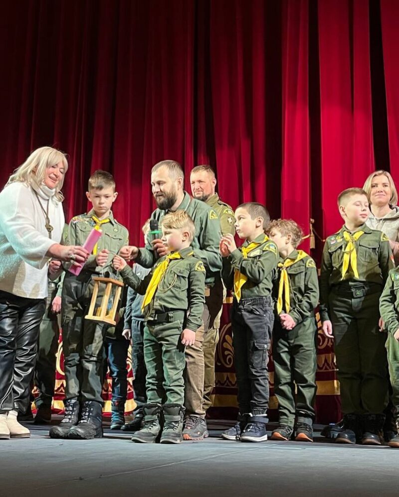 Пластуни принесли Вифлеємський вогонь у вінницький театр