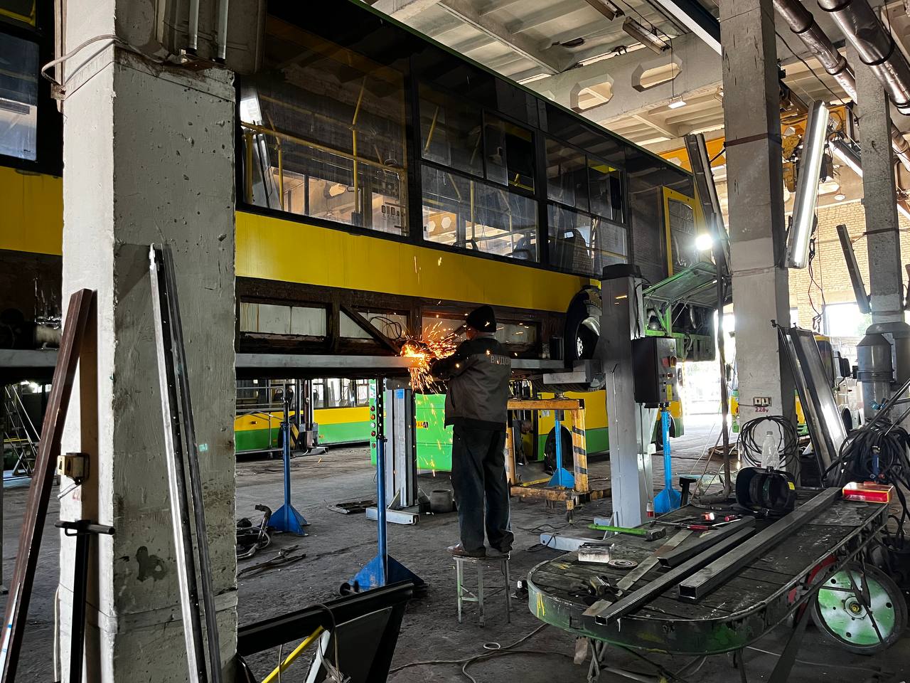Вінницькі транспортники самостійно ремонтують два муніципальні автобуси