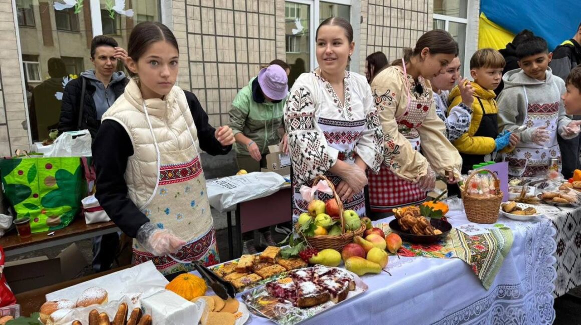 У вінницькому ліцеї №26 на осінньому ярмарку збирали гроші для «Червоної Калини»