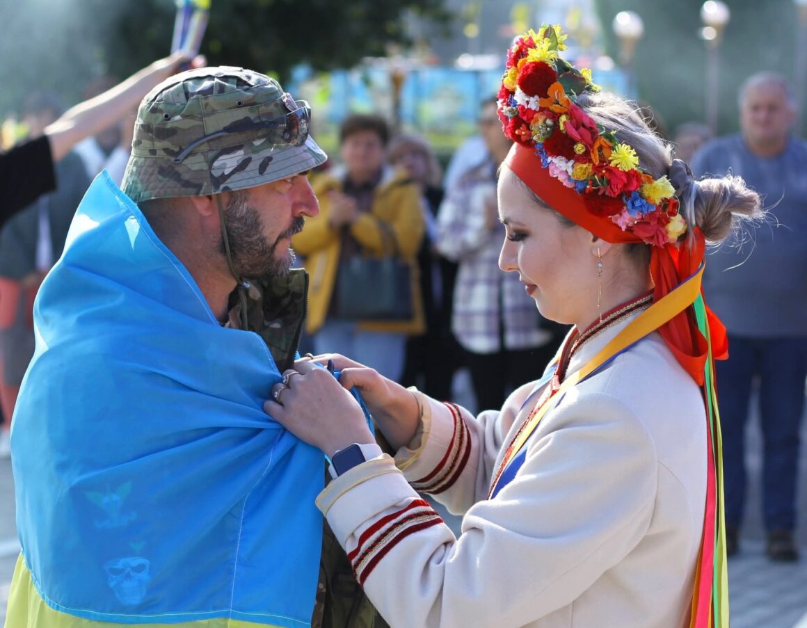 У Гайсині зустріли воїна-десантника, який повернувся з полону