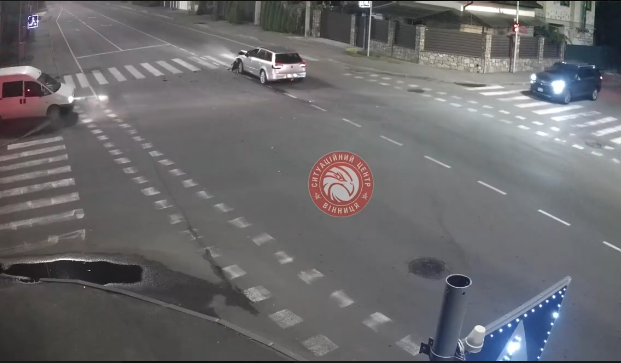 Під час аварії у Вінниці автівка збила світлофор