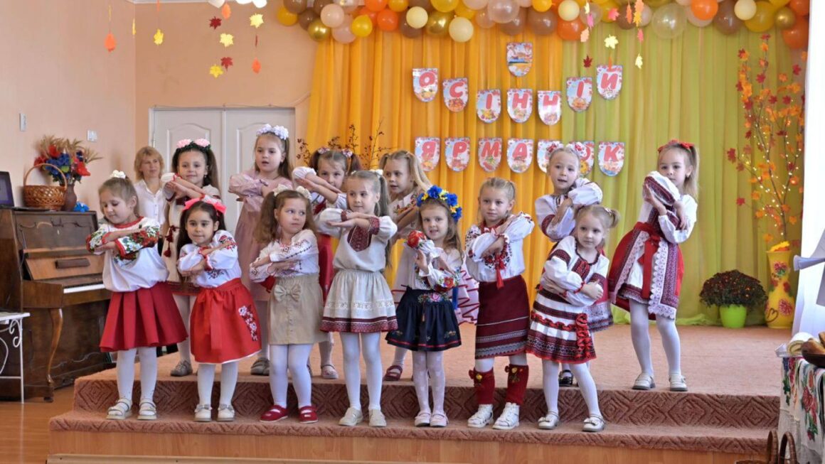 У Томашпільському садочку «Сонечко» провели осіннє свято та ярмарок