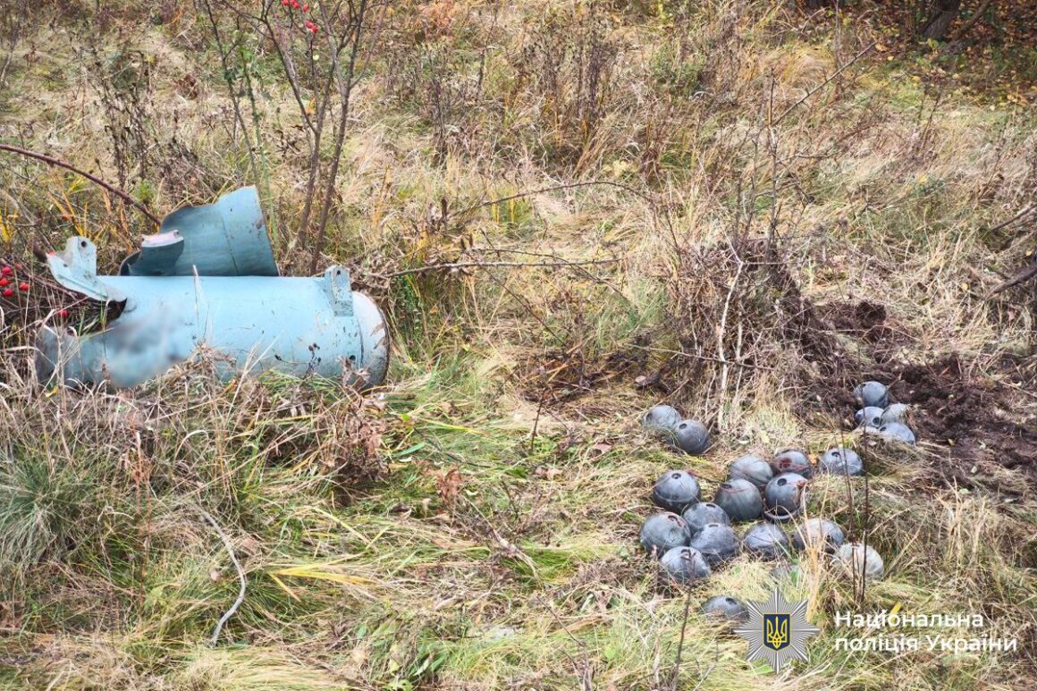 Боєва частина з головками касетних боєприпасів.