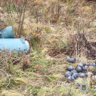 Боєва частина з головками касетних боєприпасів.