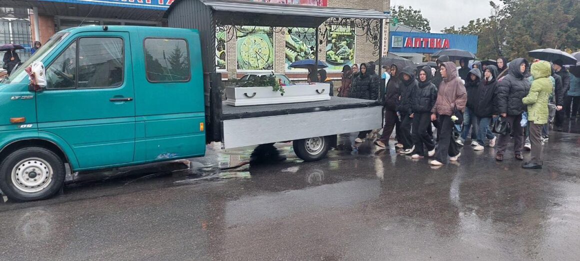 У Дашиві поховали Софію Чернишову, п’ятнадцятирічною дівчиною, яку вбив військовий в СЗЧ