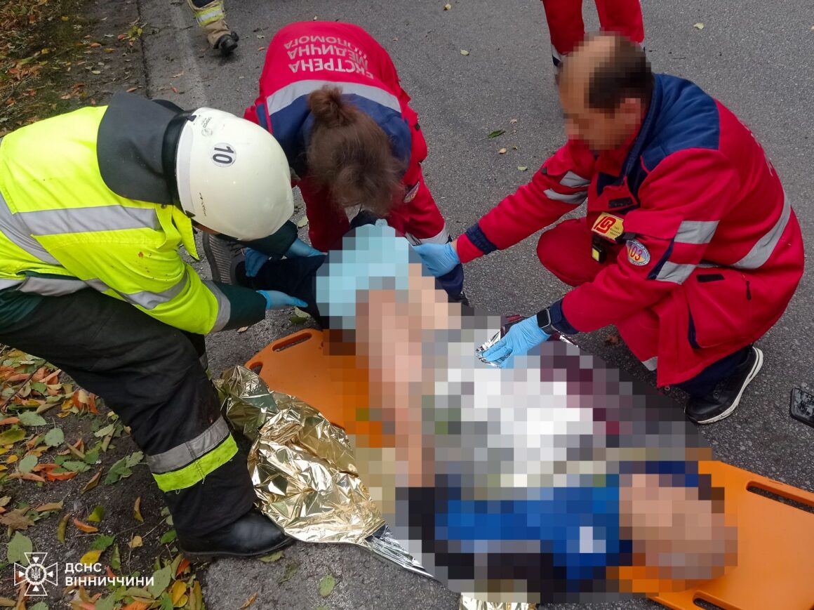 На Вінниччині з потрощеної автівки звільнили водія та пасажирку