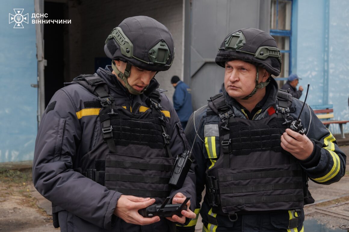 На навчаннях вінницькі рятувальники відпрацьовували дії після ракетної атак