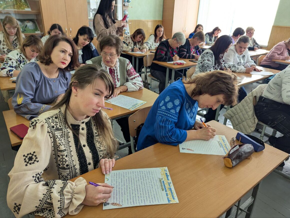 Директори вінницьких шкіл писали радіодиктант