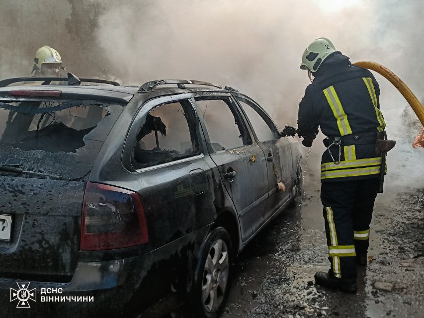 У Вінниці в гаражному кооперативі згоріло три автівки