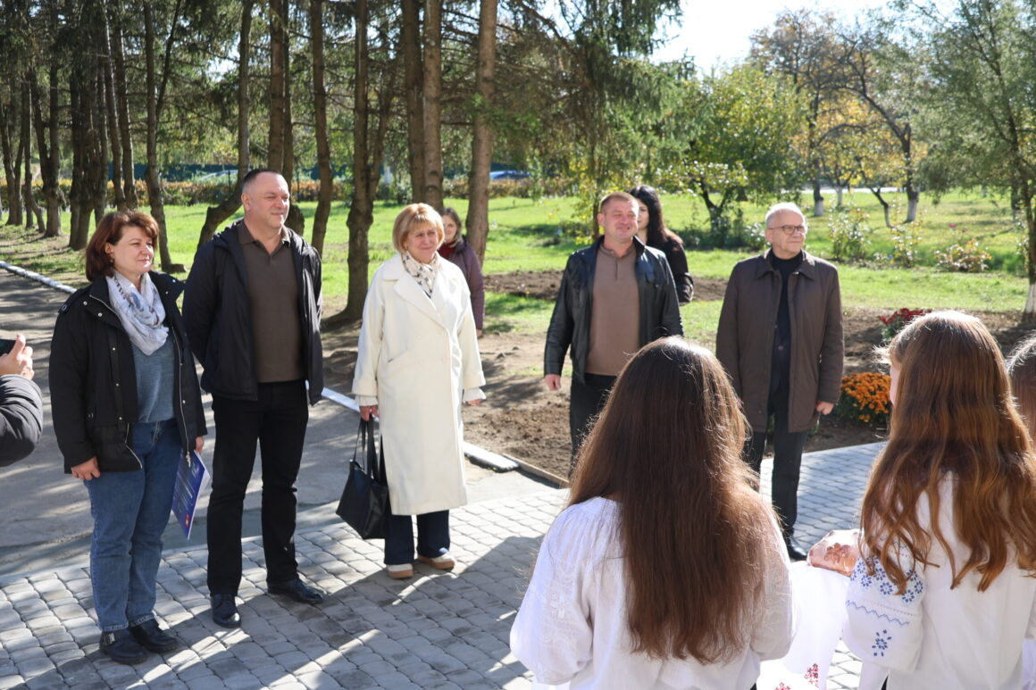 Сокілецька школа отримала нову бруківку завдяки проєкту «Час діяти, Україно»