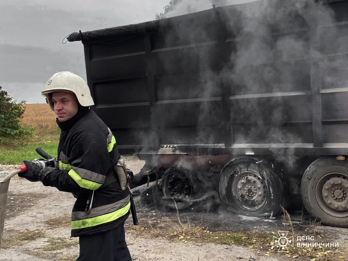 На Вінниччині згорів напівпричеп та приватний будинок