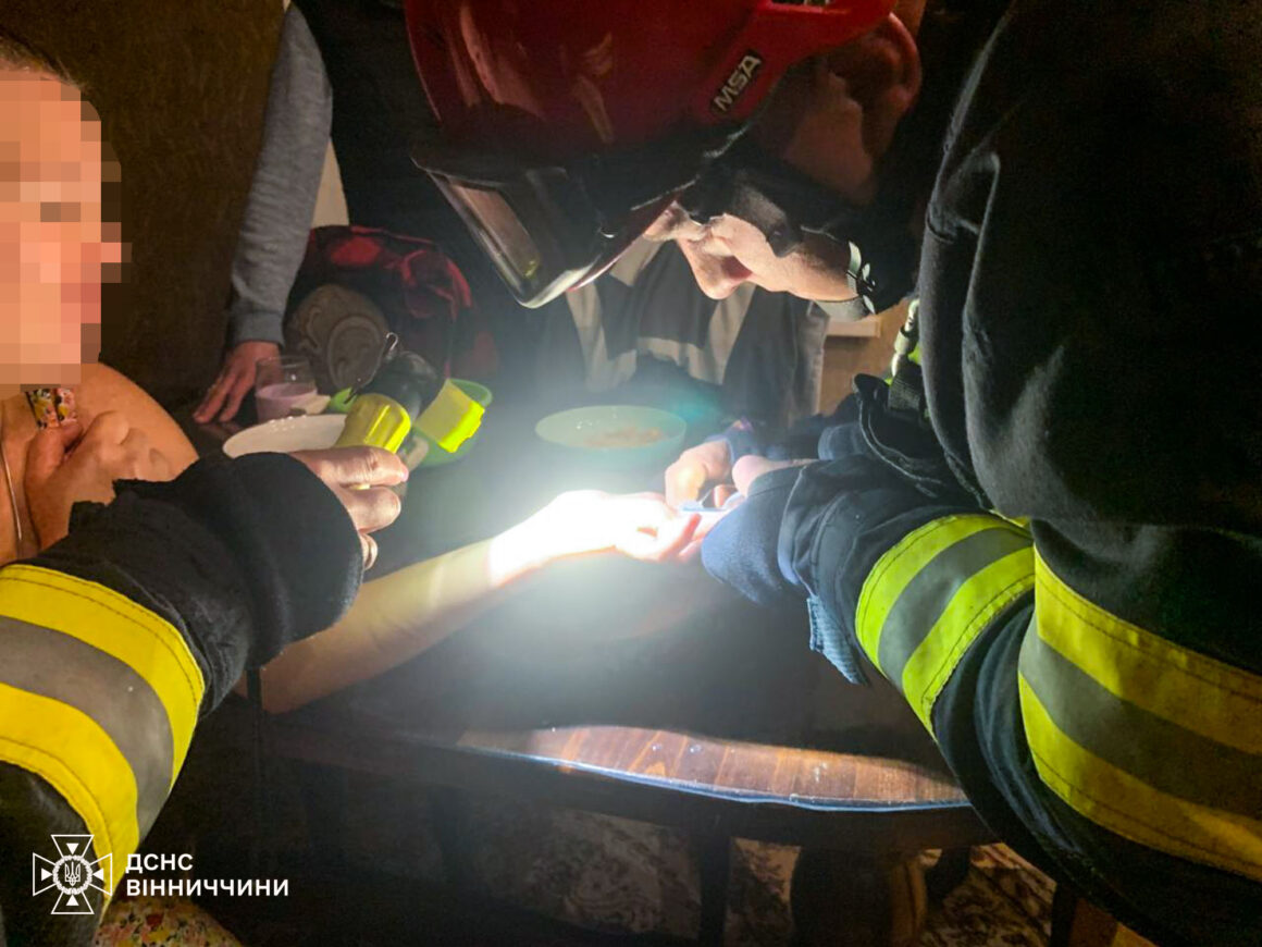 У Вінниці рятувальники допомогли жінці зняти обручку з пальця