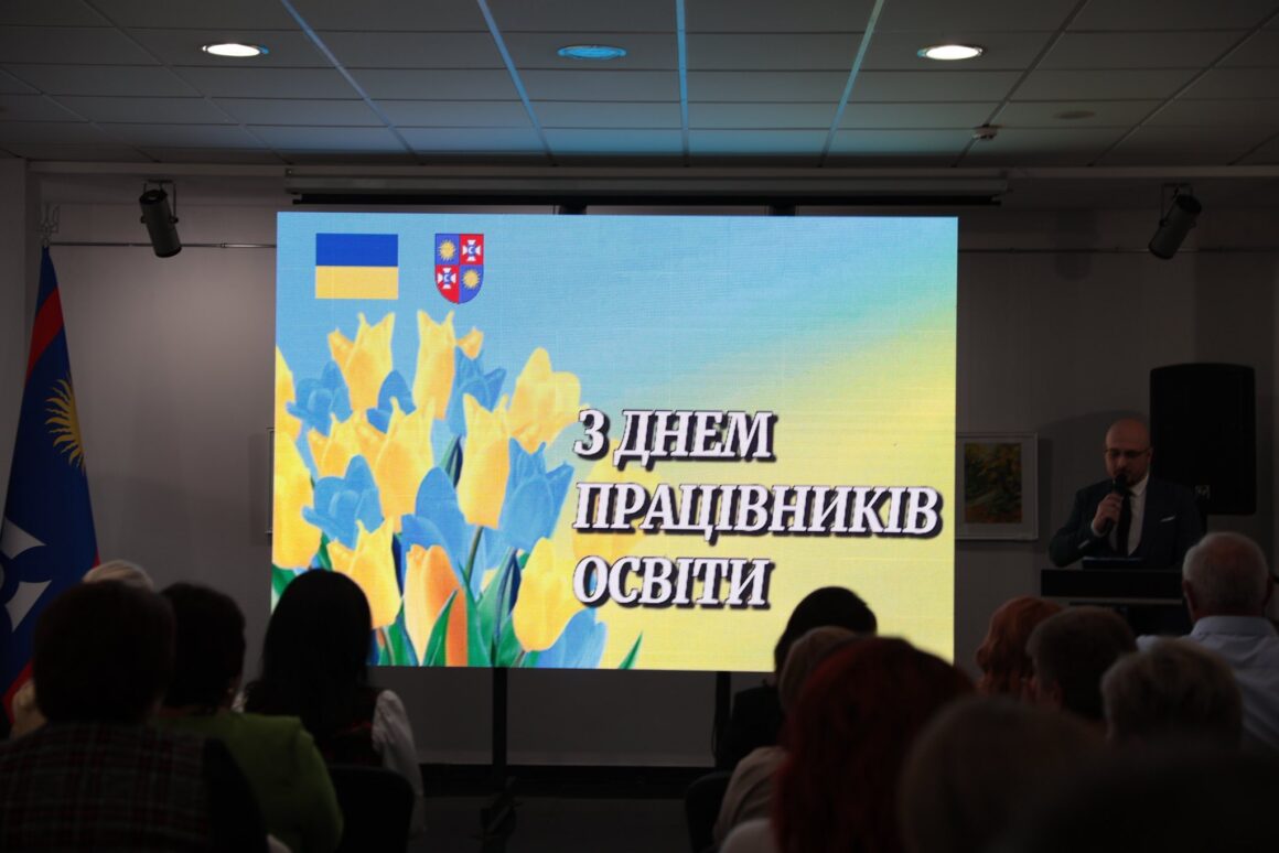 Напередодні професійного свята відзначили вчителів Вінниччини