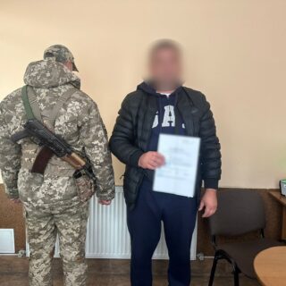 Прикордонники затримали чоловіка з підробними документами.