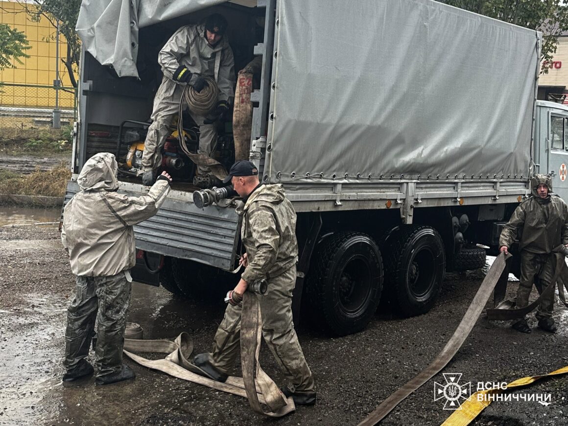 Вінницькі рятувальники в Одесі ліквідовують наслідки підтоплення. Фото