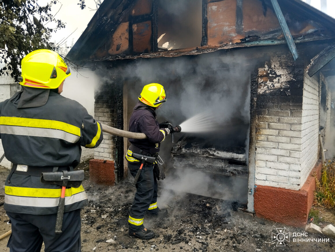 У селі на Вінниччині згорів гараж з автомобілем та горіли господарчі споруди