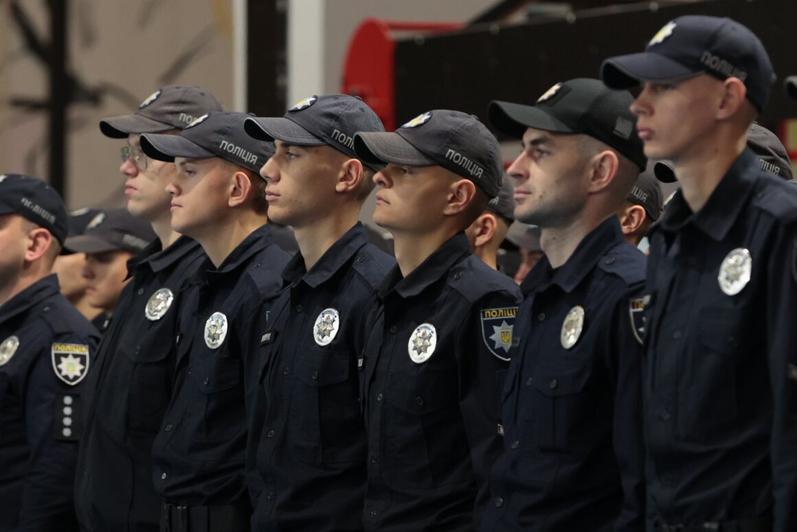 У Вінниці майбутні поліцейські отримали перші жетони