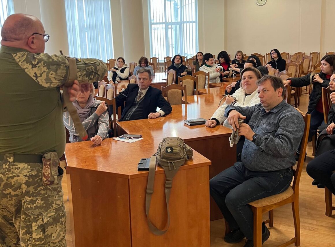 У Вінниці навчали апарат облради та ОВА основам тактичної медицини