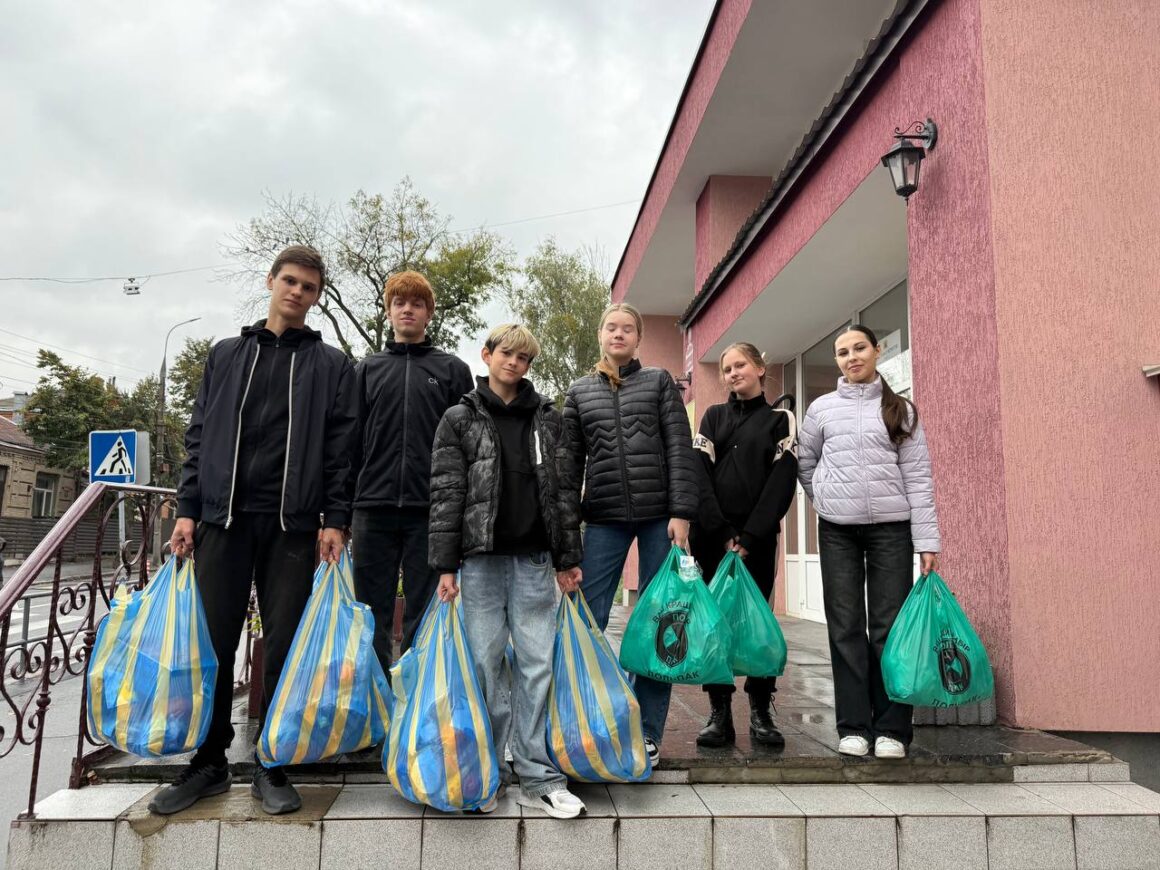 Учні вінницьких шкіл передали подарунки для більш як півтисячі поранених воїнів
