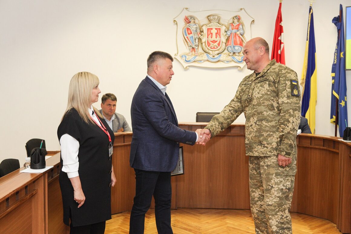 Вінницький ветеран війни з росією отримав сертифікат на автівку