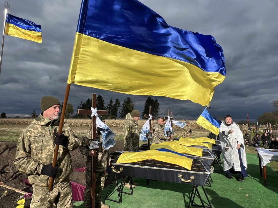 Прощання із невідомими загиблими воїнами.