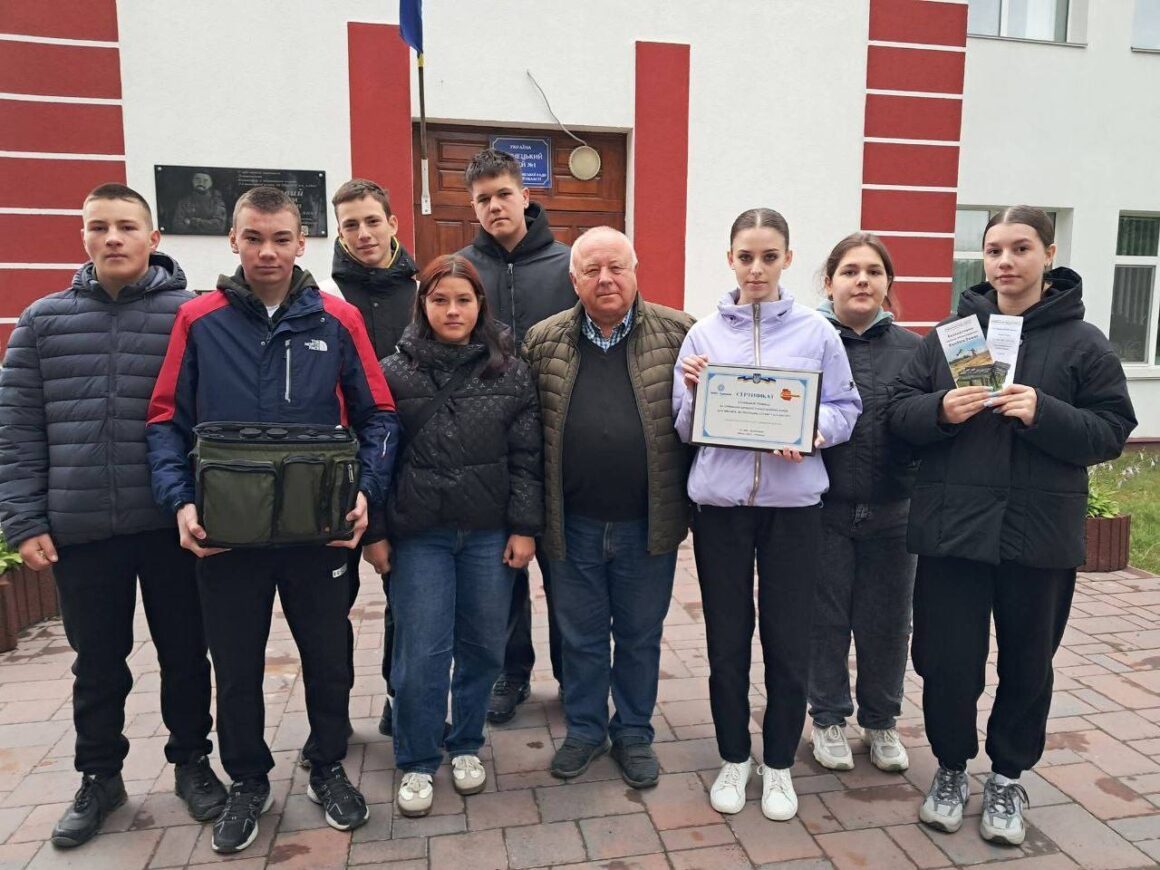 Випускники Іллінецького ліцею подарували нацгвардійцям Bandera Power