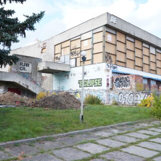 Проводили розкопки біля кінотеатру.