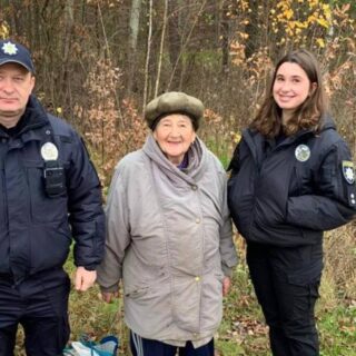 Розшукали пенсіонерку в лісі.