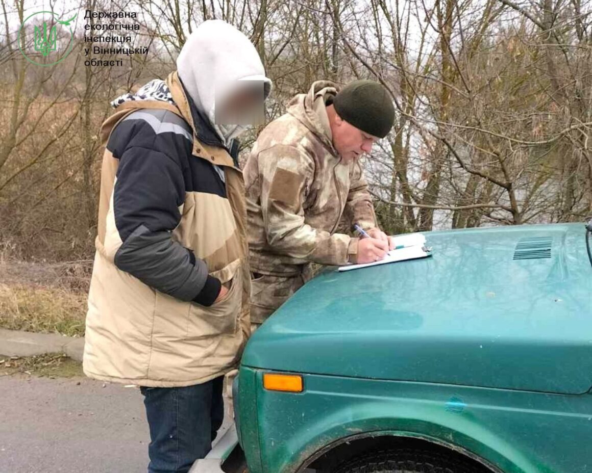 Вінницькі інспектори затримали браконьєрів, які ловили рибу на зимувальних ямах