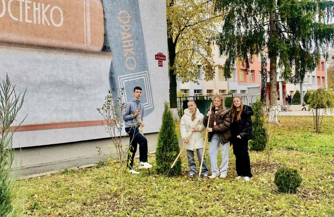 Біля кількох вінницьких ліцеїв учні висаджували дерева та кущі