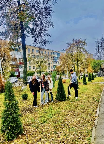 Біля кількох вінницьких ліцеїв учні висаджували дерева та кущі