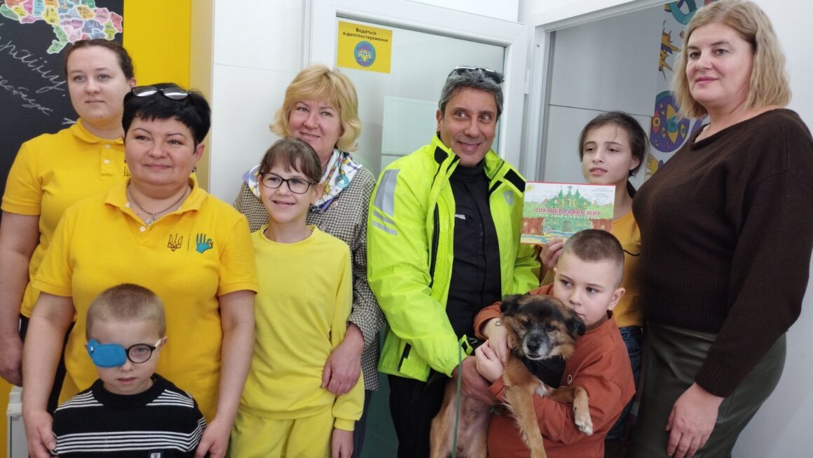 До дітей у вінницьку лікарню завітав італійський письменник із чотирилапим другом