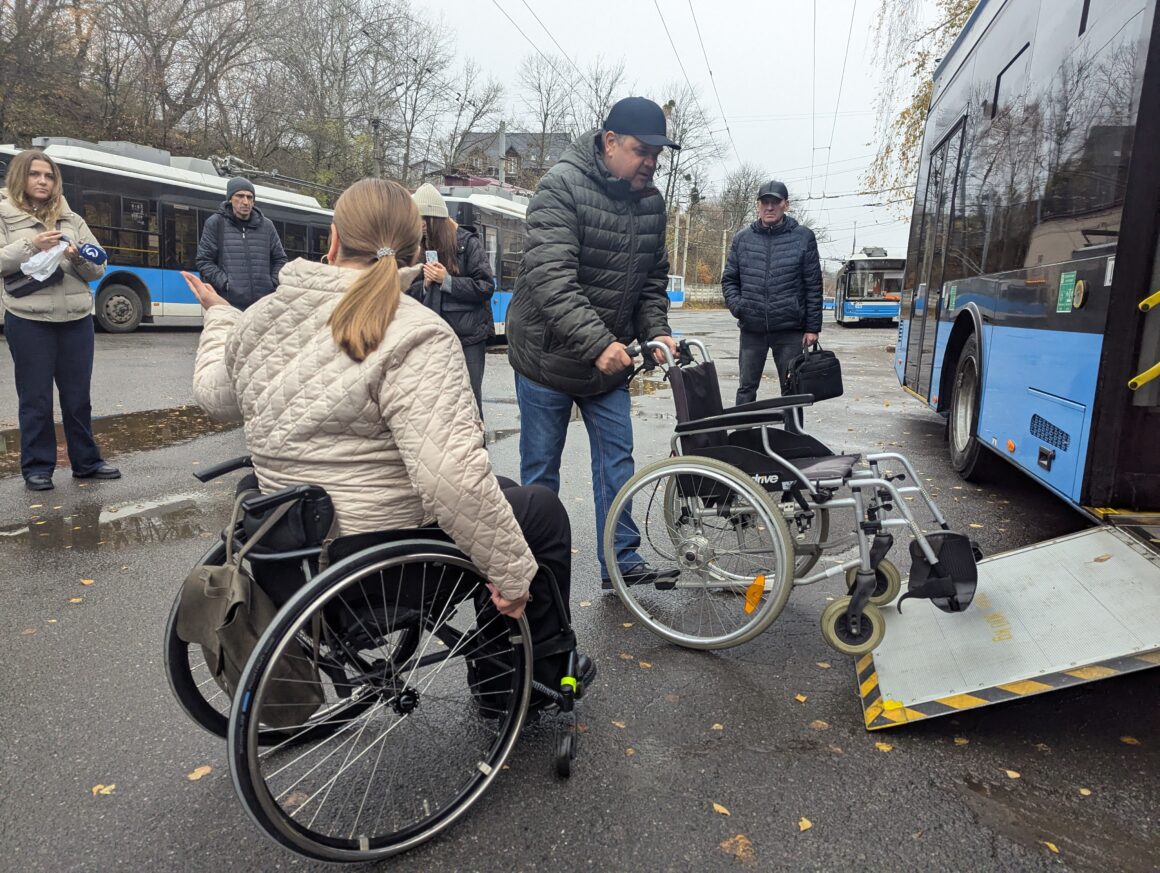 З вінницькими водіями провели тренування допомоги пасажирам на кріслах колісних