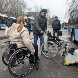 Тренінг для водіїв по допомозі пасажирам на кріслах колісних.