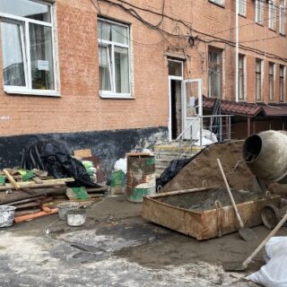 Реконструюють вхід до лікарні.