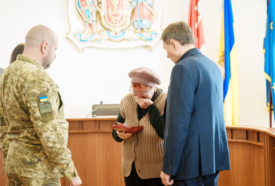 У Вінниці вручили медаль матері загиблого бійця
